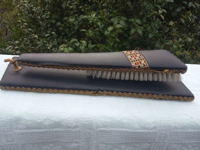 Antigo escovas para roupas com suporte para pendurar