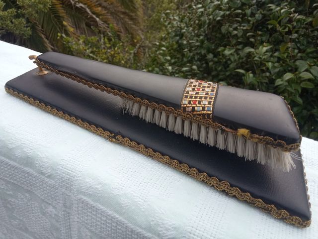 Antigo escovas para roupas com suporte para pendurar