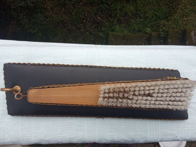 Antigo escovas para roupas com suporte para pendurar