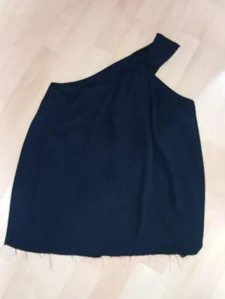 Blusa negra asimétrica