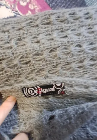 Bufanda Desigual Gris con Flores Rosas