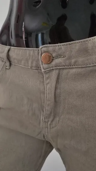 Pantalón vaquero pitillo gris verdoso claro