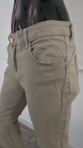 Pantalón vaquero pitillo gris verdoso claro