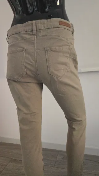 Pantalón vaquero pitillo gris verdoso claro