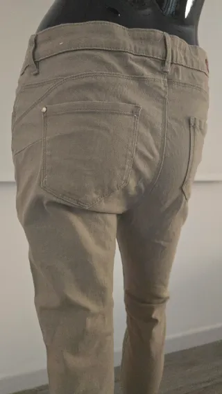 Pantalón vaquero pitillo gris verdoso claro