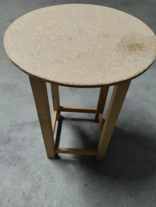 Tavoli rotondi in legno. Ci sono due unità.