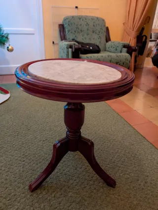 Tavolo rotondo in marmo e legno