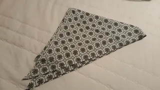 Pañuelo estampado blanco y negro