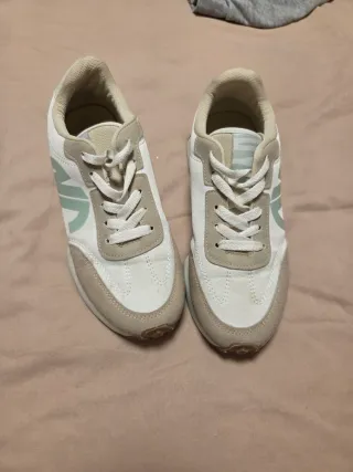 Deportivas beige y blancas
