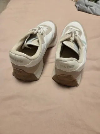 Deportivas beige y blancas