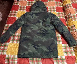 Chaquetón camuflaje con capucha