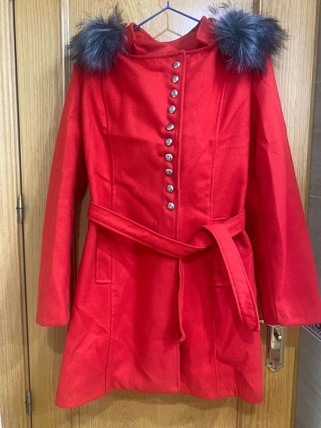 Abrigo de paño rojo con capucha