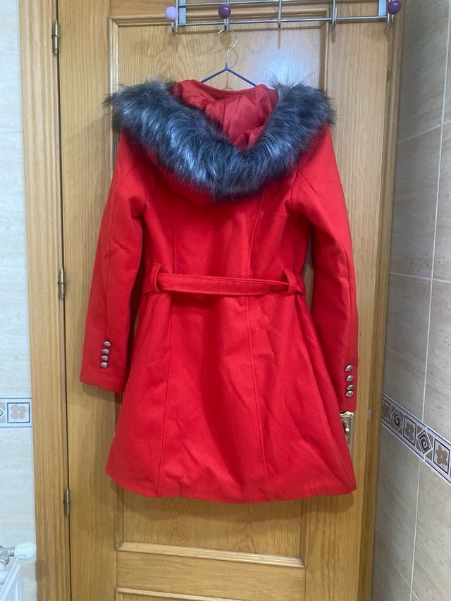 Abrigo de paño rojo con capucha