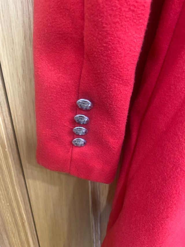 Abrigo de paño rojo con capucha