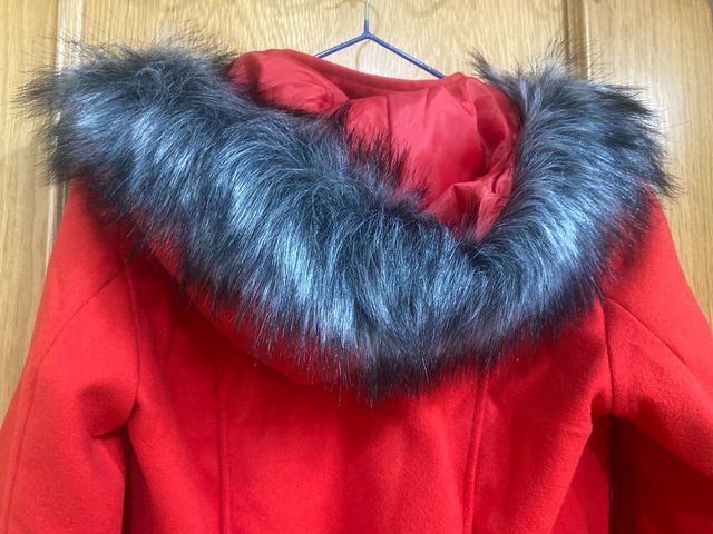 Abrigo de paño rojo con capucha