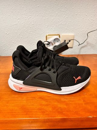 Puma negros con detalles rosas