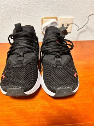 Puma negros con detalles rosas