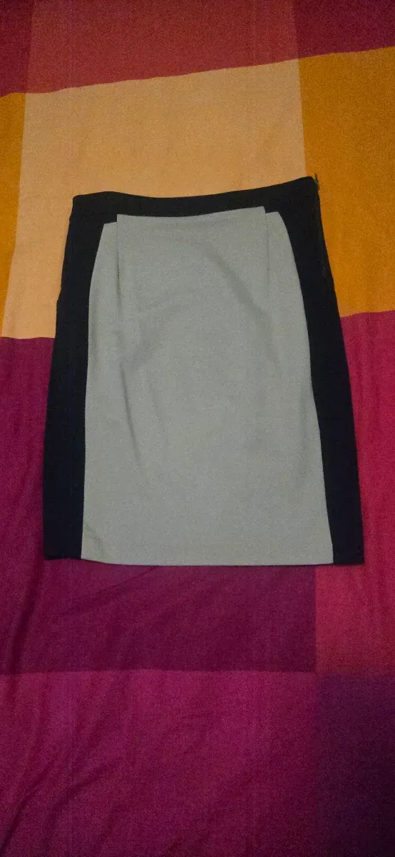 Preciosa falda de tubo hasta la rodilla.