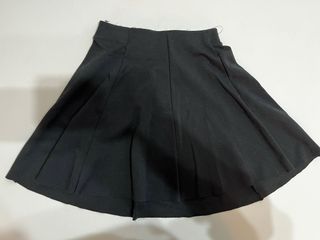 Falda negra plisada