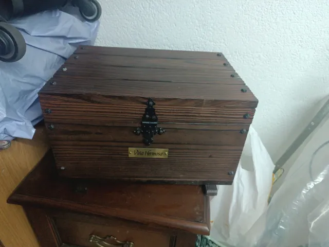 Cofre de madera con detalles metálicos