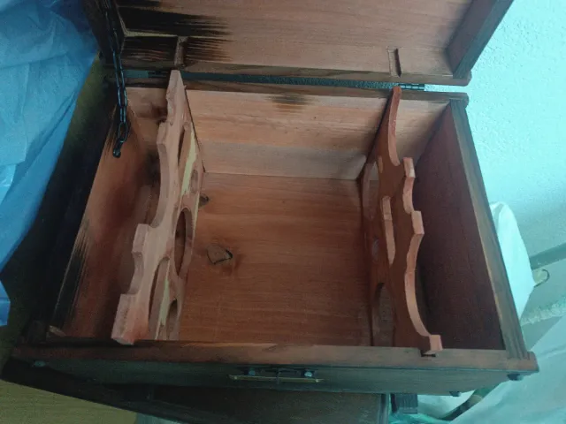 Cofre de madera con detalles metálicos