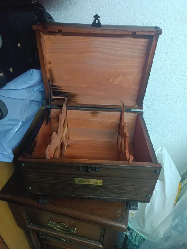 Cofre de madera con detalles metálicos