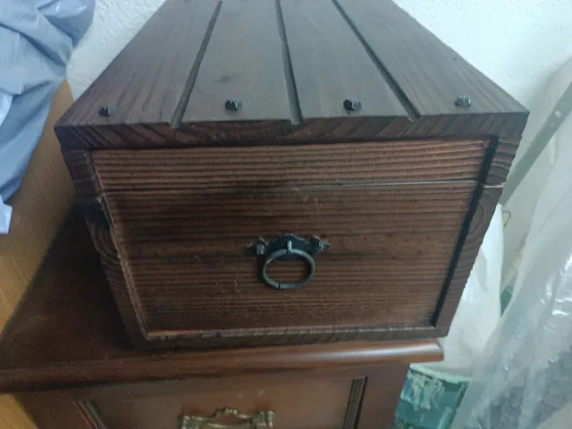 Cofre de madera con detalles metálicos