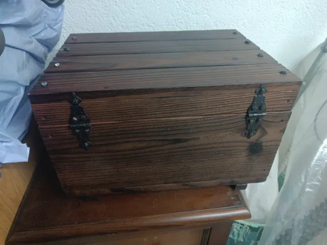 Cofre de madera con detalles metálicos