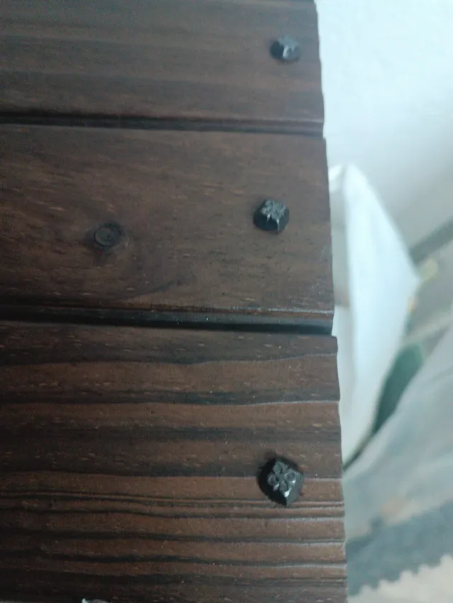 Cofre de madera con detalles metálicos