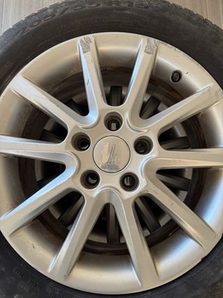 Llantas Seat Leó sin neumáticos me quedan solo 3