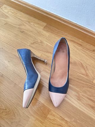 Zapatos de tacón azul y rosa