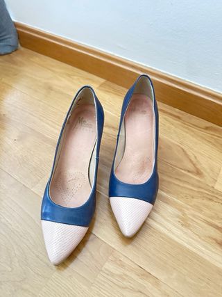 Zapatos de tacón azul y rosa