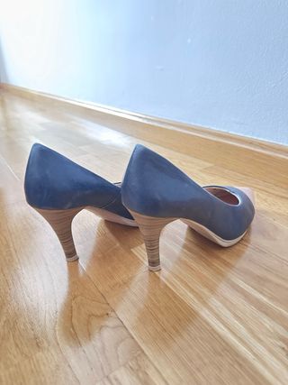 Zapatos de tacón azul y rosa