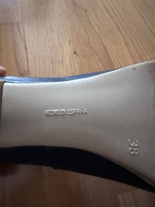 Zapatos de tacón azul y rosa