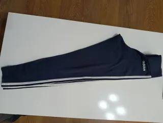Pantalón deportivo Adidas chica. Color azul oscuro