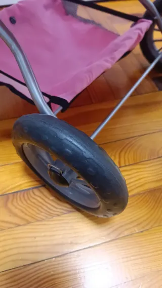 Carrito de muñecas rosa y gris lunares