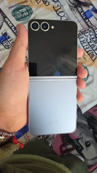 Samsung Galaxy Z Flip6 + Cargador Inalámbrico