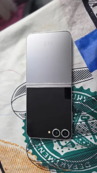 Samsung Galaxy Z Flip6 + Cargador Inalámbrico