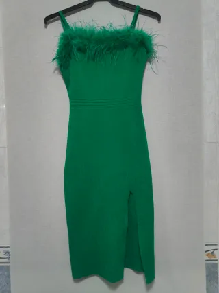 Vestido verde canalé con plumas