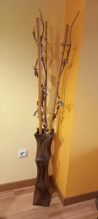 Jarrón rinconero de madera y bambú