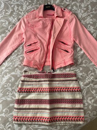 Conjunto de minifalda y chaqueta vaquera rosa