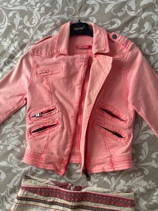 Conjunto de minifalda y chaqueta vaquera rosa