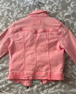 Conjunto de minifalda y chaqueta vaquera rosa
