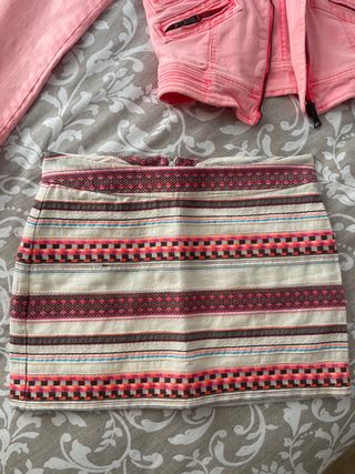 Conjunto de minifalda y chaqueta vaquera rosa