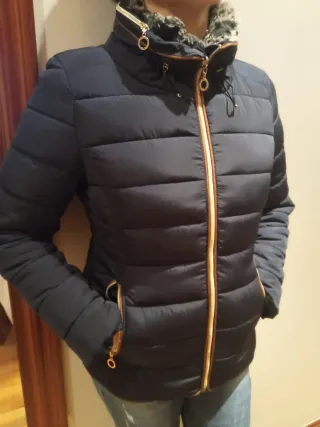 Cazadora azul marino, detalles marrones y capucha