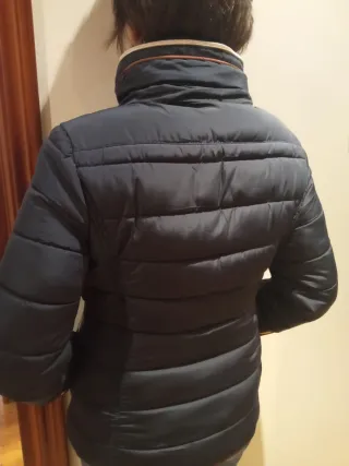 Cazadora azul marino, detalles marrones y capucha