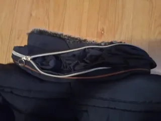 Cazadora azul marino, detalles marrones y capucha