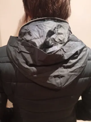 Cazadora azul marino, detalles marrones y capucha