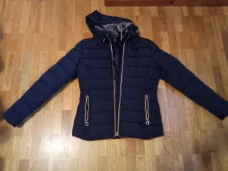 Cazadora azul marino, detalles marrones y capucha