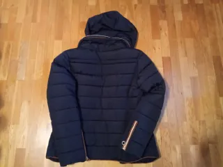 Cazadora azul marino, detalles marrones y capucha